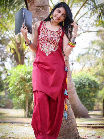 Cotton Blend Yoke Embroidery Sleeveless Kurta Salwar With Tassles (Red)