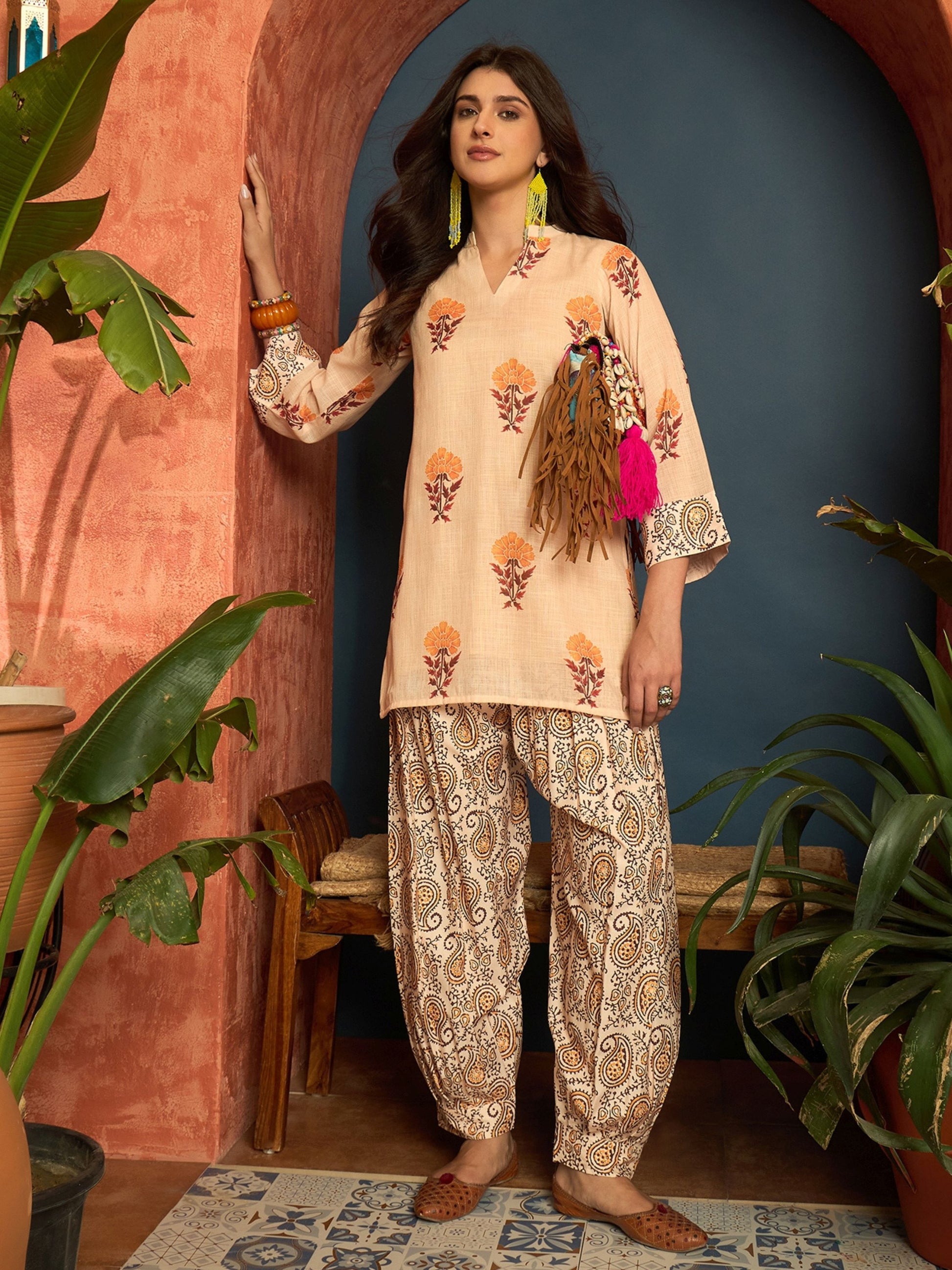Youthnic beige floral farshi set — close-up neckline detail