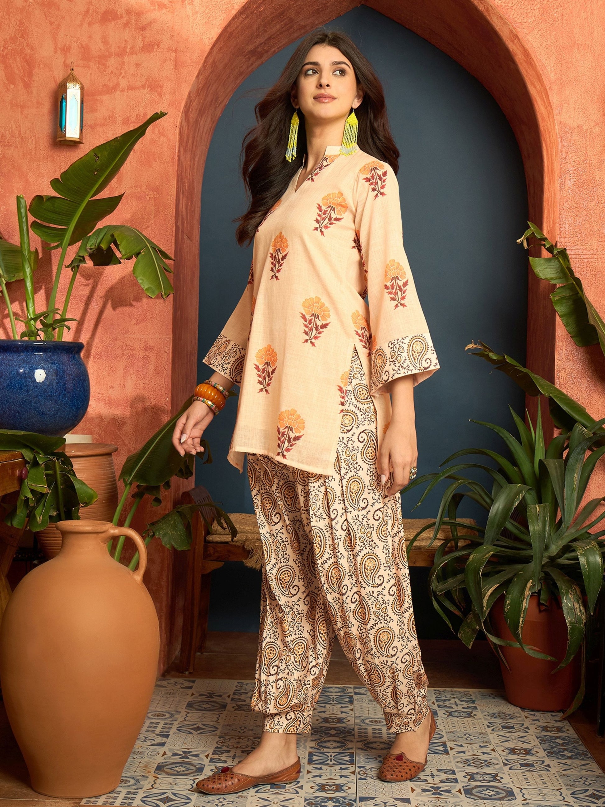 Youthnic beige linen farshi set — fabric and print detail